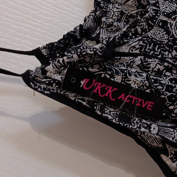 One piece Capri style pants New with feathers - Picture 3 of 8